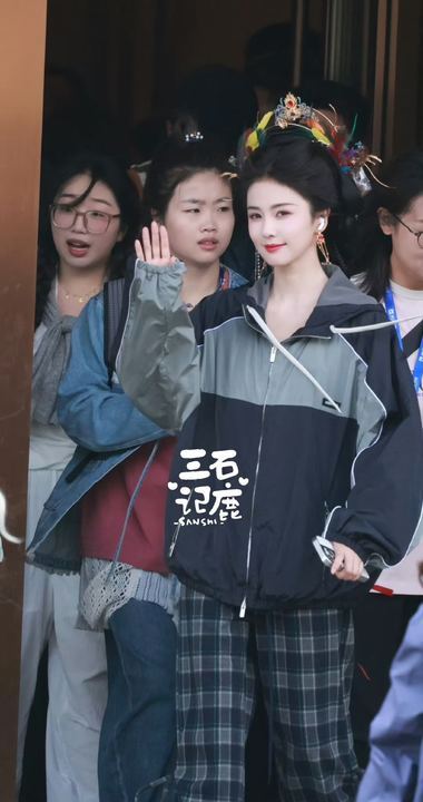 白鹿白鹿彩色羽毛头饰白鹿奔跑吧仙侠风路透没想到在跑男能看到这么伟大的妆造