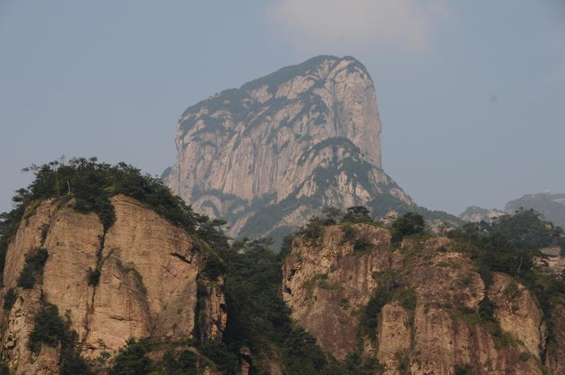 我小时候，村里有位老八路。他亲口跟我们讲，打过仗的枪是有灵性的。他说，一天晚上