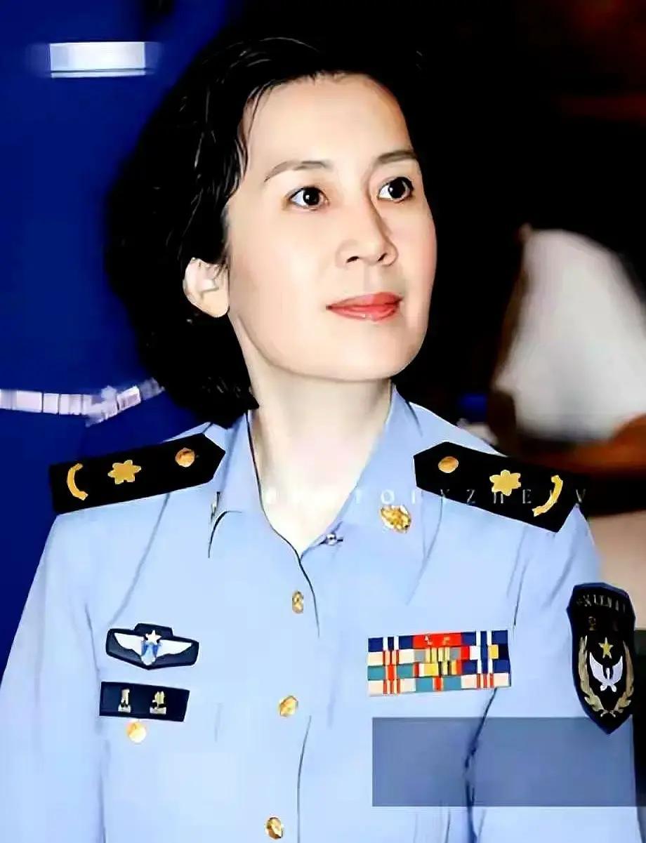 祖籍广东潮阳的肖雄这两天又被翻出来热议，起因其实很简单——有网友扒到她至今拿着正