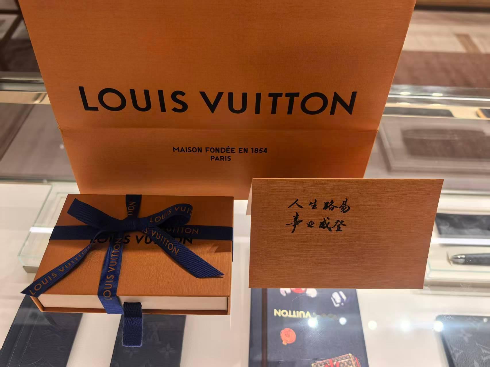 前几天买的戒指到了。讲真我很喜欢“人生路易事业威登”这句话，一下子就赋予了这