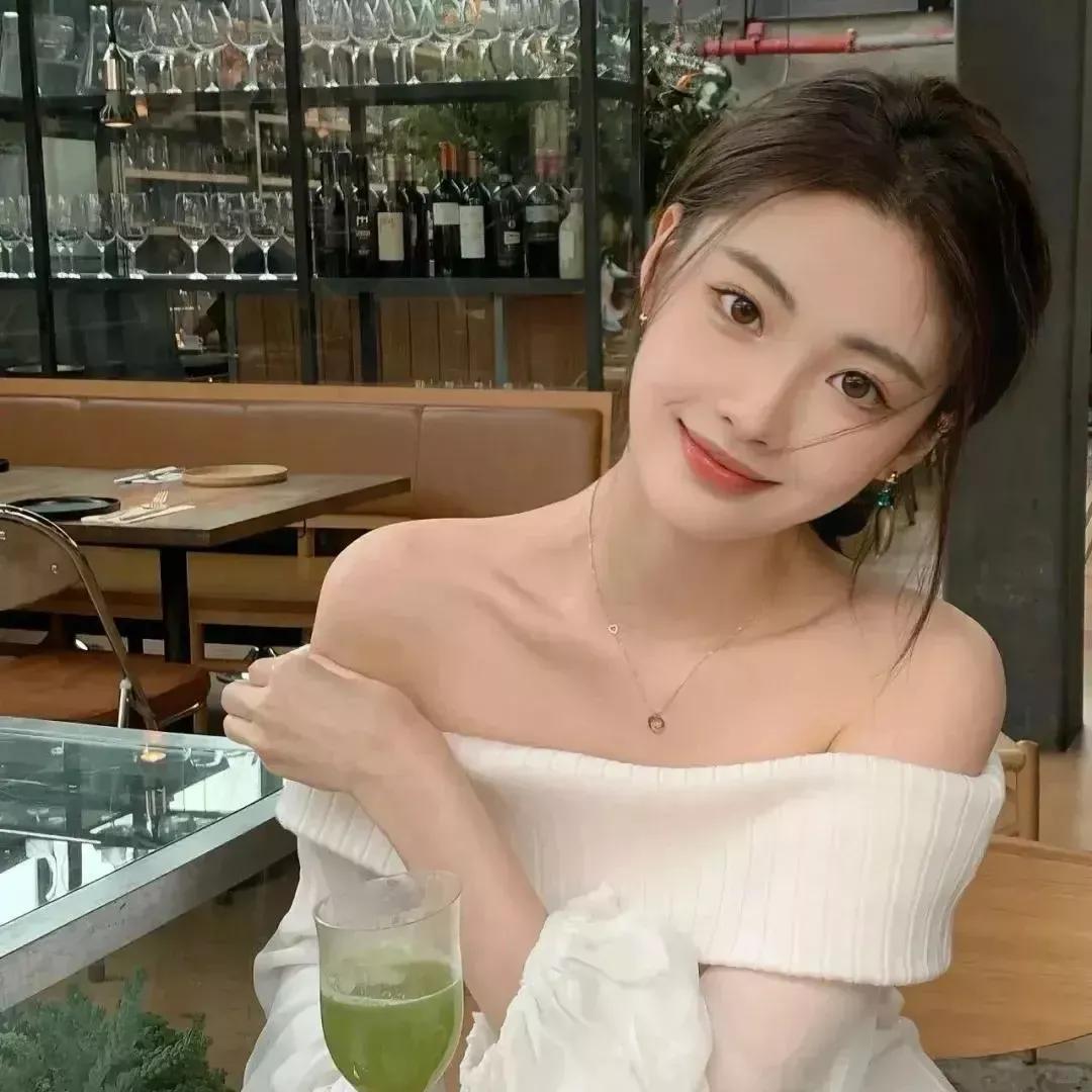 优雅白裙女孩在咖啡馆享受时光💃🍃阳光白裙少女白裙少女感温柔白裙写真美女