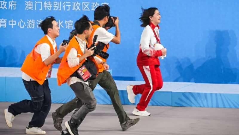 昨天进行的第十五届全国运动会跳水女子团体最后一项双人10米台的比赛，全红婵在离开