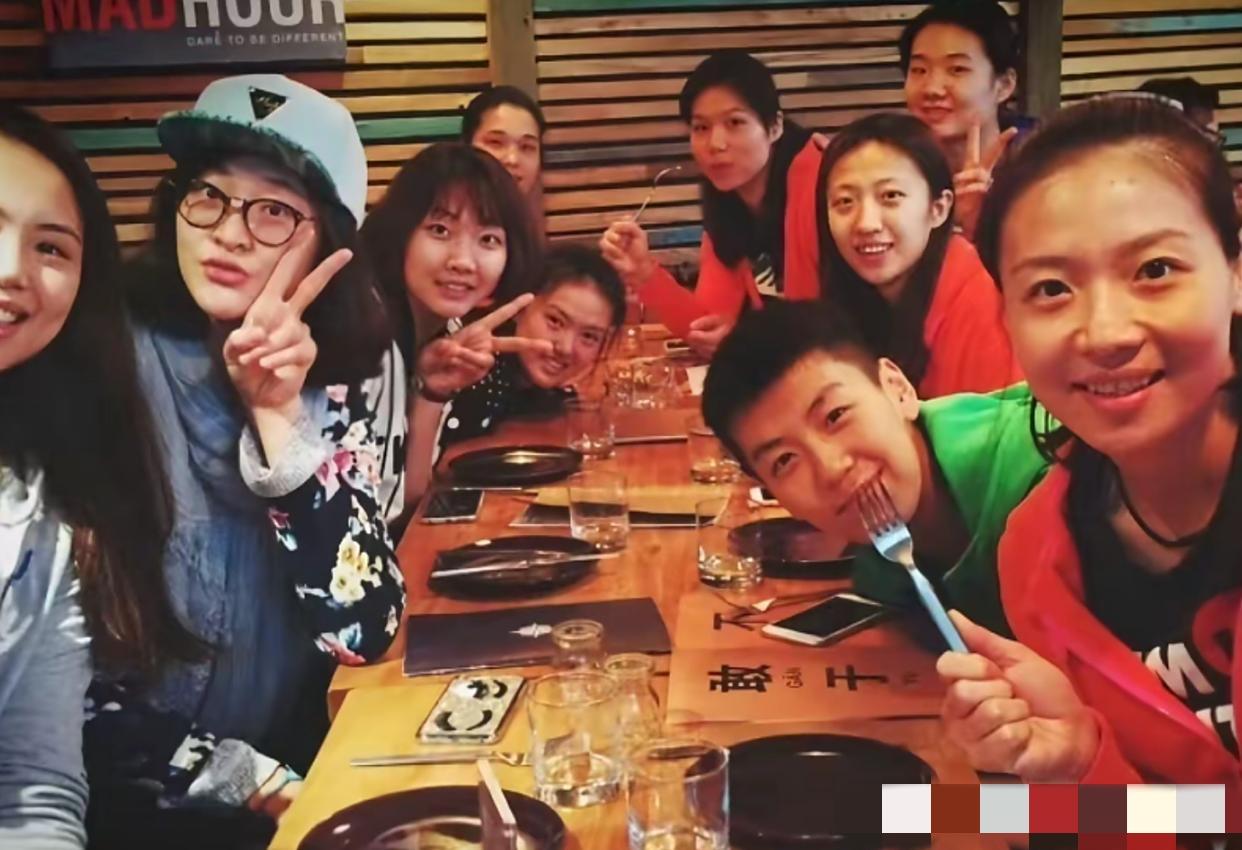 往日10位女排名将聚会照：我一眼就认出了戴着眼镜，俏皮可爱的惠若琪与龙眉凤目的魏