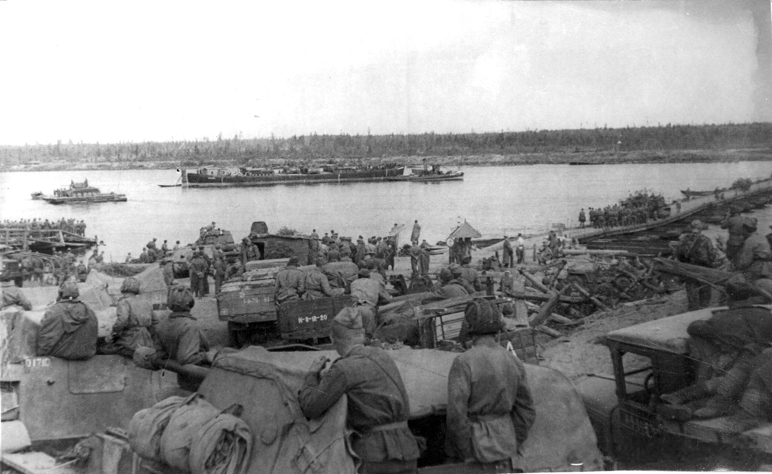 1944年6月23日斯维尔-彼得罗扎沃茨克战役期间苏军部队渡过斯维尔河，前景是2