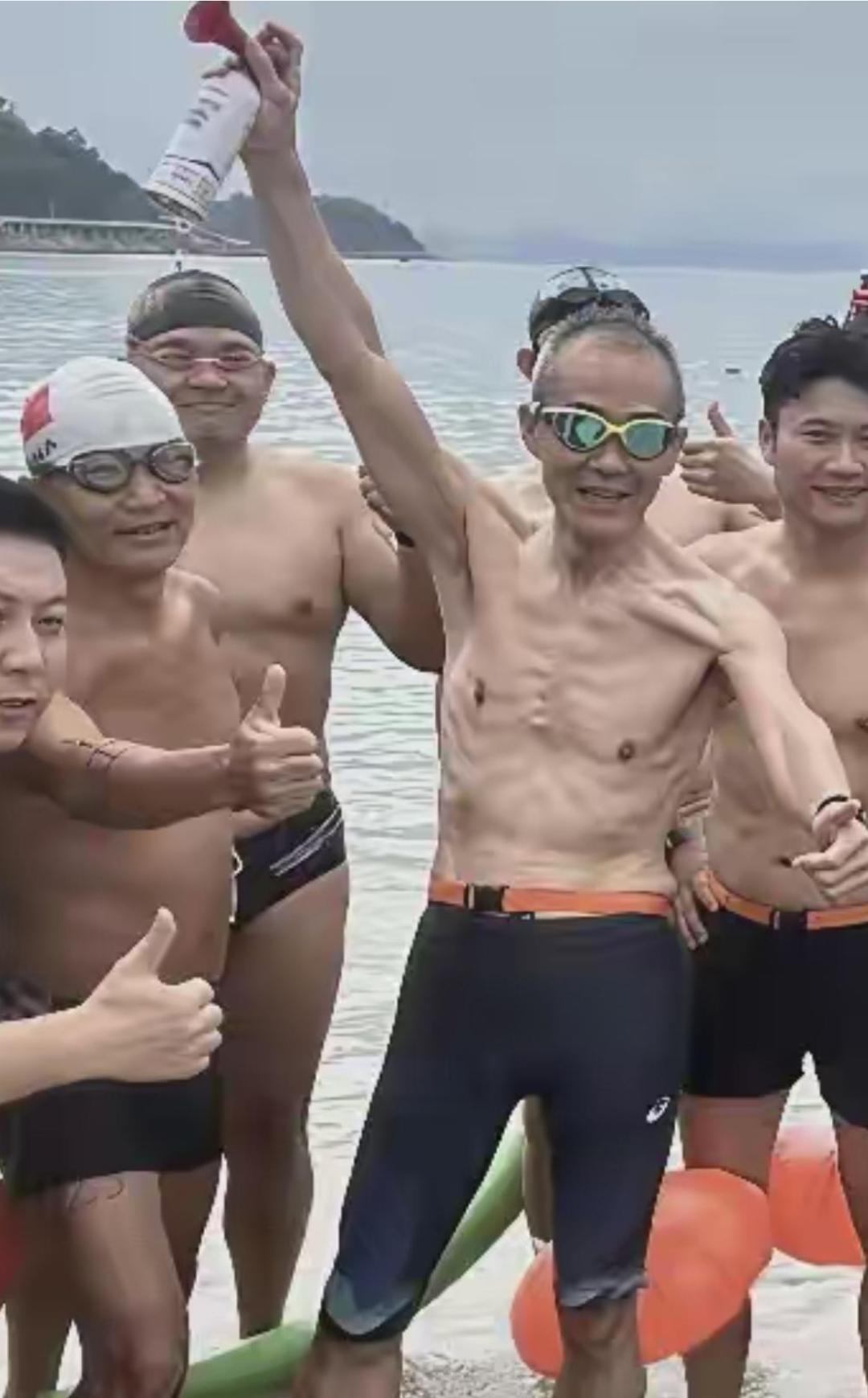 王石现身深圳大梅沙，没带小女朋友在身边，和一群小年轻玩耍，戏嘻，王石学小年轻露半