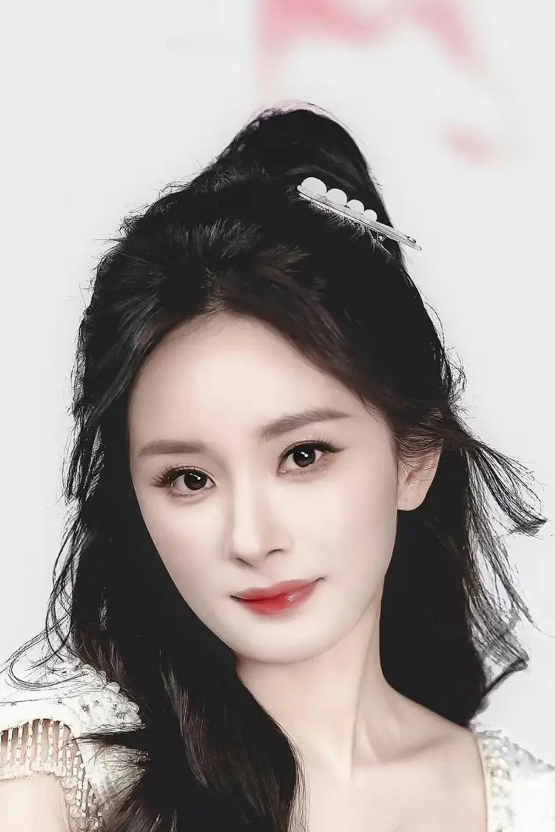 杨幂一袭白裙的多面魅力：从华丽礼裙到俏皮短裙杨幂的美图杨幂拍照姿势