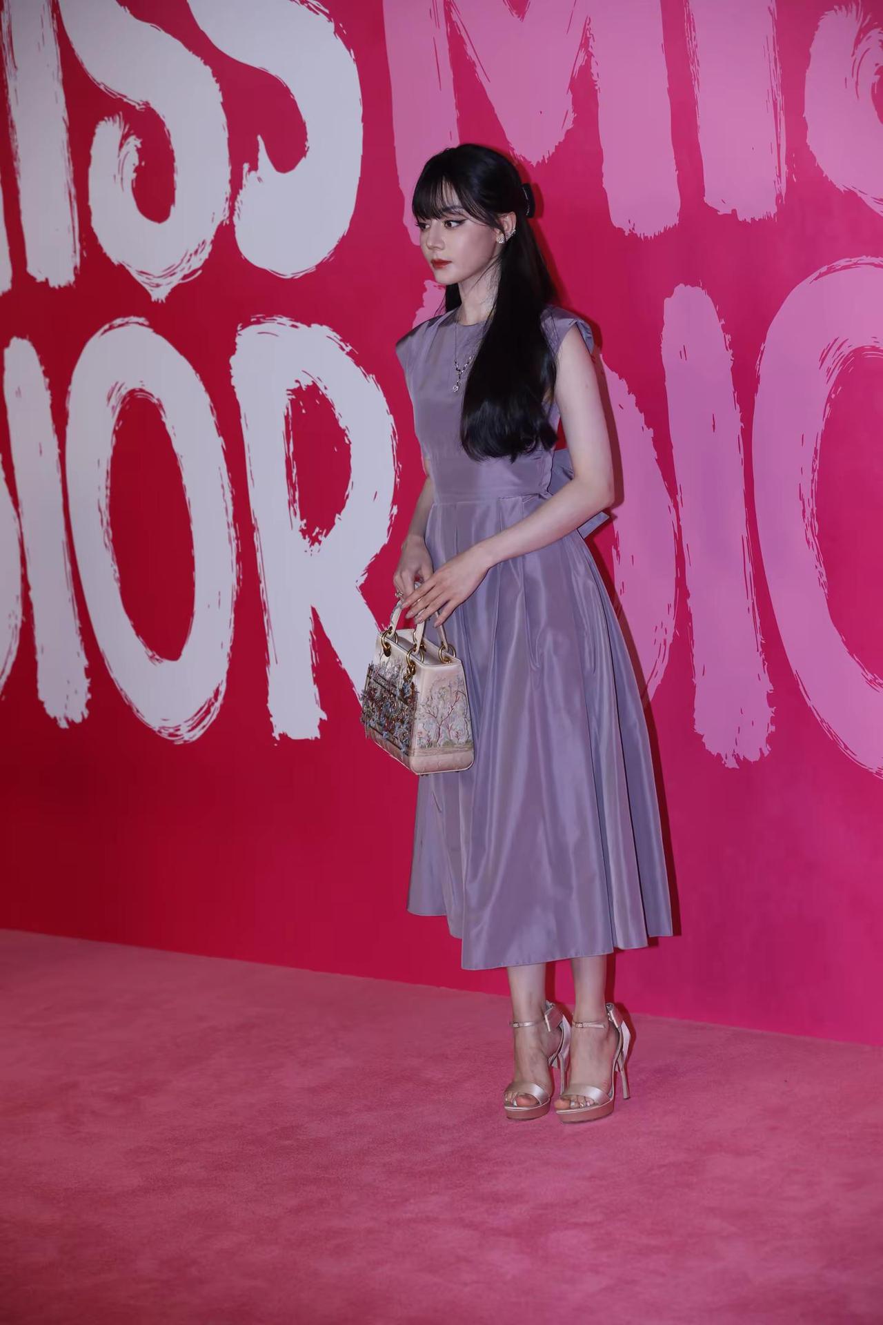 迪丽热巴站台生图。无美颜无滤镜看，原图已发粉丝群迪丽热巴生图生图美神降临