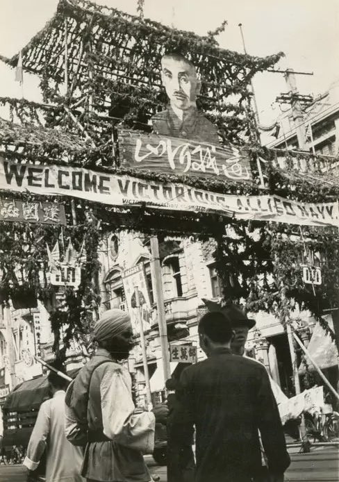 1945年，上海南京路，英文横幅“欢迎胜利的盟军海军”