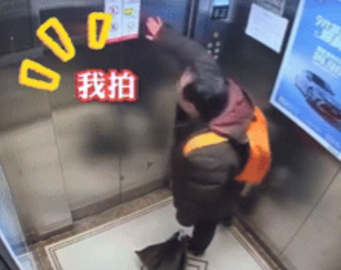 北京，一男子因上错电梯，气得对着电梯门猛拍3下！可万万没想到，他最后那一下差点把