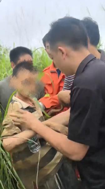 母子连心！湖南新田，一13岁脑瘫男孩走失。在持续高温下，200多人搜救五天未果，