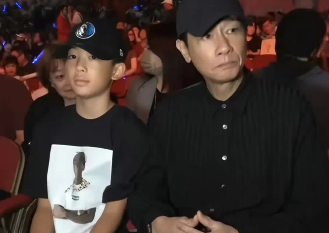 陈小春与两个儿子高兴同框，父子三人共用一张脸，应采儿的基因没起到作用！​​​