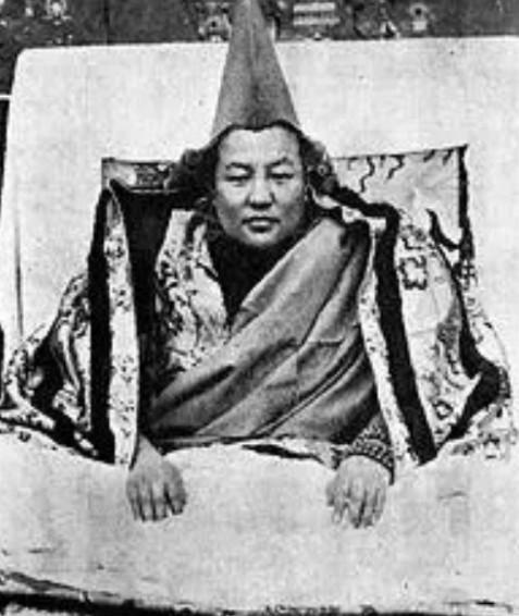 1943年，甘肃拉卜楞寺的知名度极高的活佛代表，五世嘉木样活佛——丹贝坚赞，向国