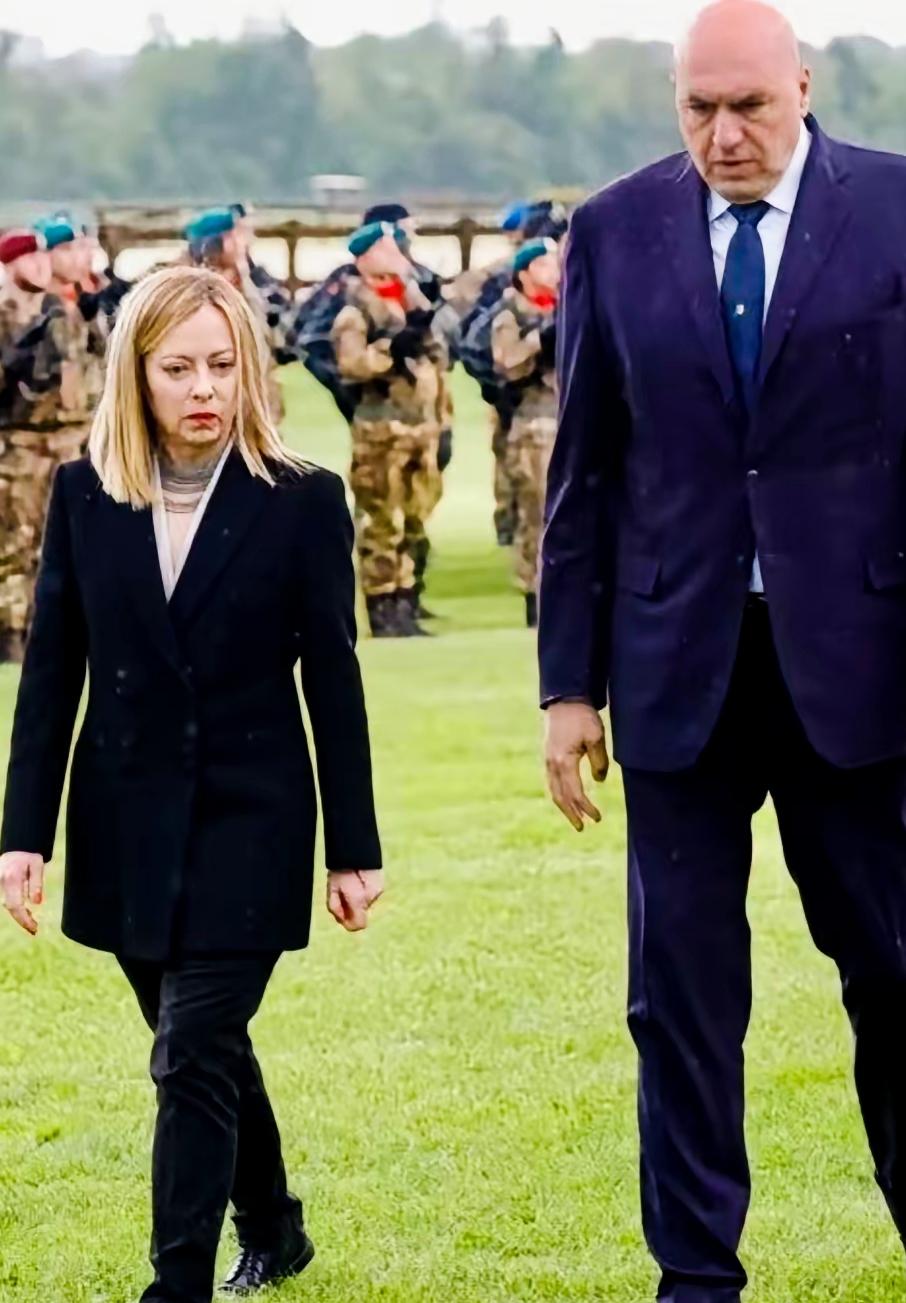 梅洛尼和国防部长站一起，两人的身高差看起来相差多少呢？两人之间互相衬托下，是不