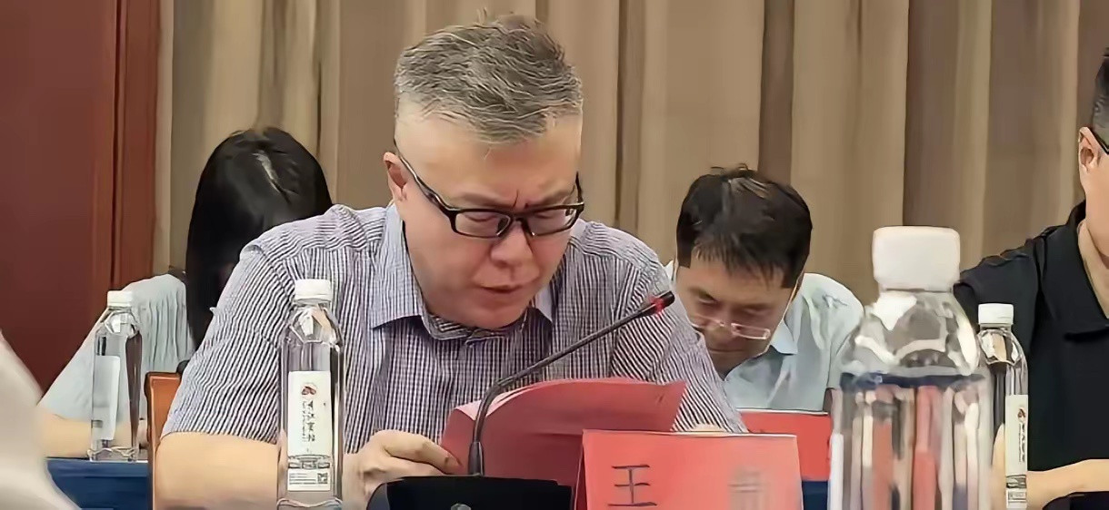 股补仓补成董事长，说的就是王新。2018年他6元左右拿6500万进场加仓，股价跌