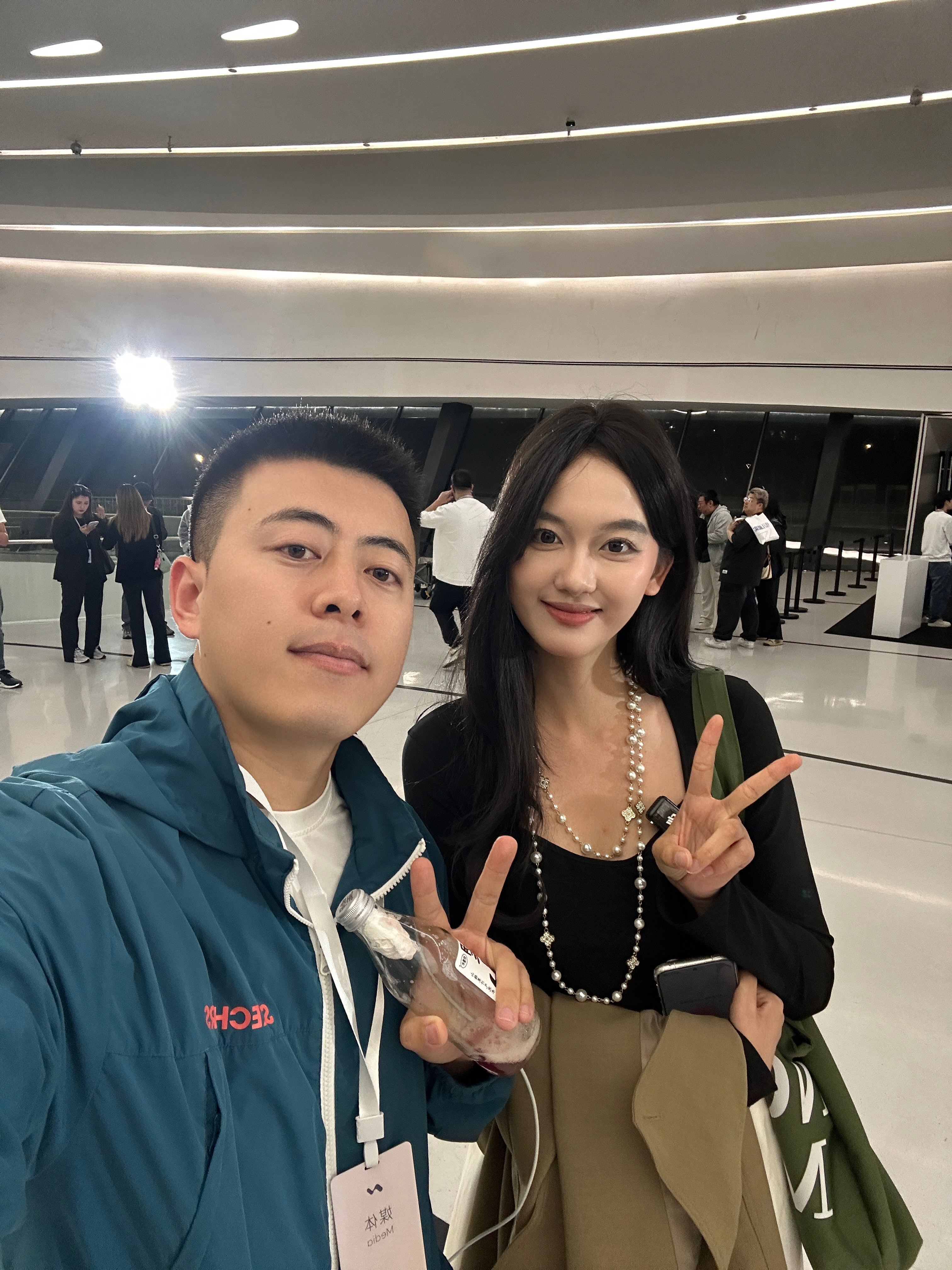 图1是美颜前图2是美颜后，美女的颜值原生都在线，主要是我得依靠一下美颜杭州