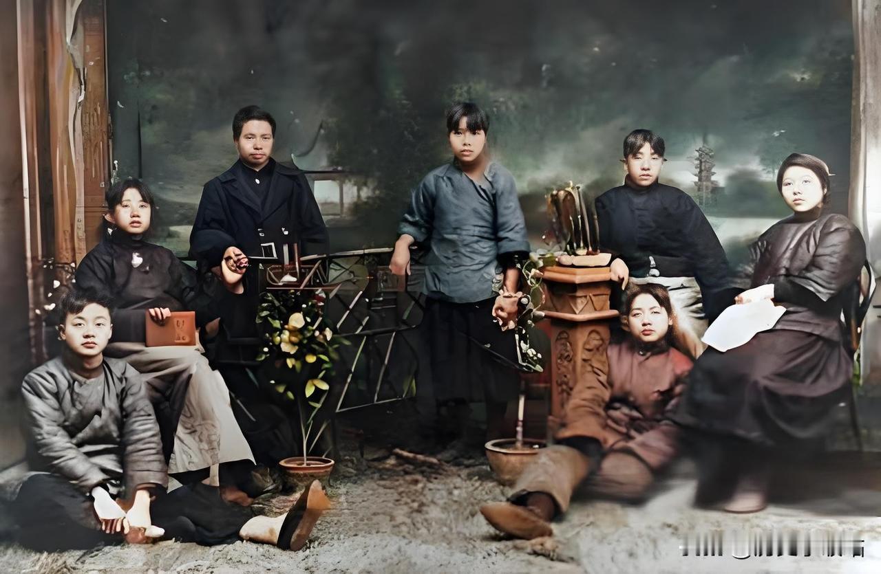 毛泽建（中立者）与亲友合影，并这张照片可能拍摄于毛泽建在长沙求学期间，或在衡阳从