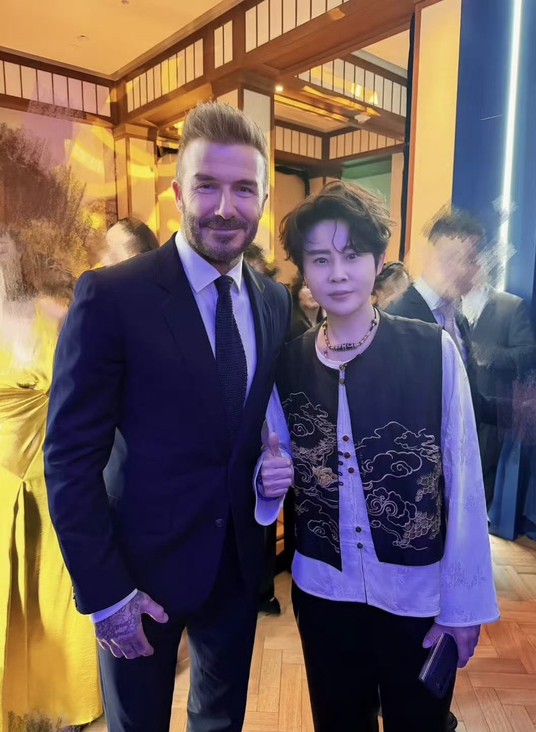 谁酸了！王濛追星成功，和贝克汉姆合照王濛晒出和贝克汉姆的合照也太让人羡慕了还配文喊话能不能年年见面，