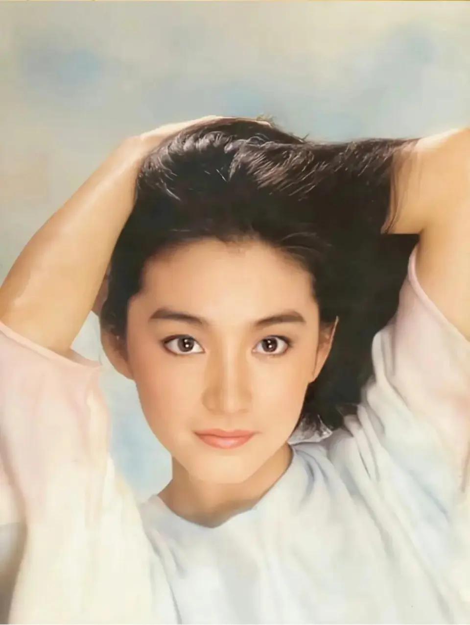 女明星中最美的是；仙气古典天花板：刘亦菲刘亦菲的骨相干净柔和，留白感足，不浓