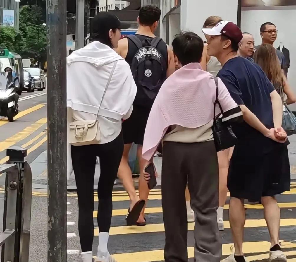 快看我香港朋友遇到谁了！过马路遇到赌王一家三口，奚梦瑶又瘦又高真的是鹤立鸡群，