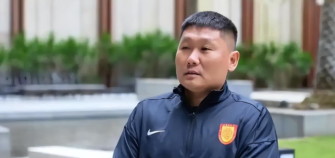 重庆铜梁龙近期多轮不胜，未来刘建业可从三方面入手，然后带队走出低谷。这三方面就是