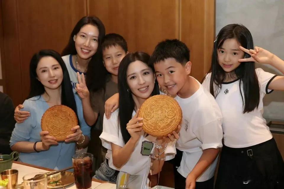 10月8日高露44岁生日，佟丽娅拉着董璇一起上门庆生，三美同框的合照刚发出来就刷