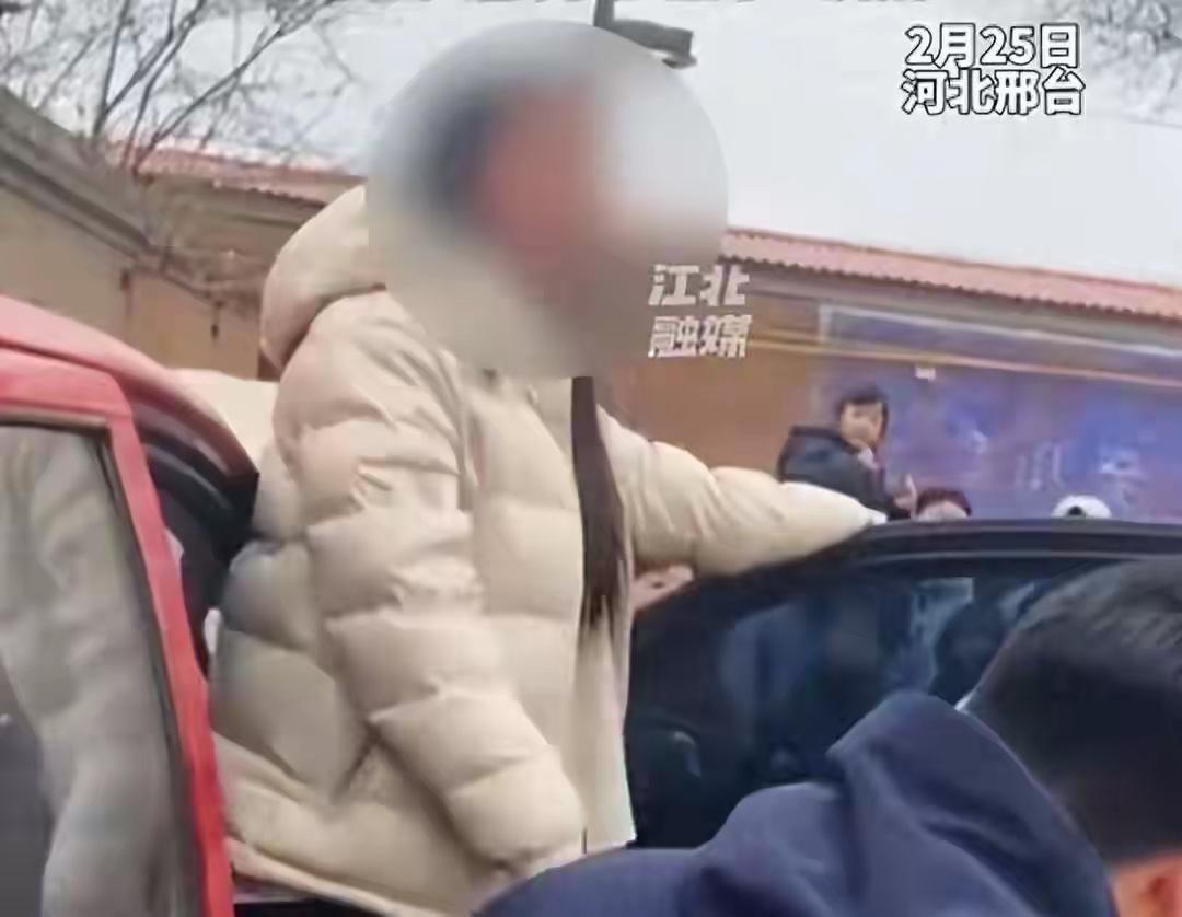 2月25号，河北邢台任泽区，桥头村街头围得水泄不通。一台婚庆礼炮车停在李某家门口