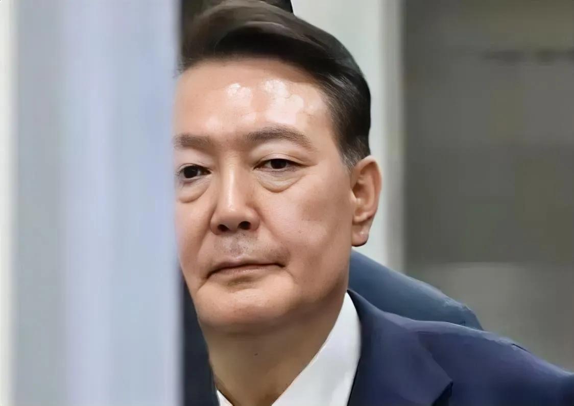强制拘留尹锡悦细节曝光：多次拒绝配合执法，衣不遮体在地上撒泼打滚，狱警拉都拉不出