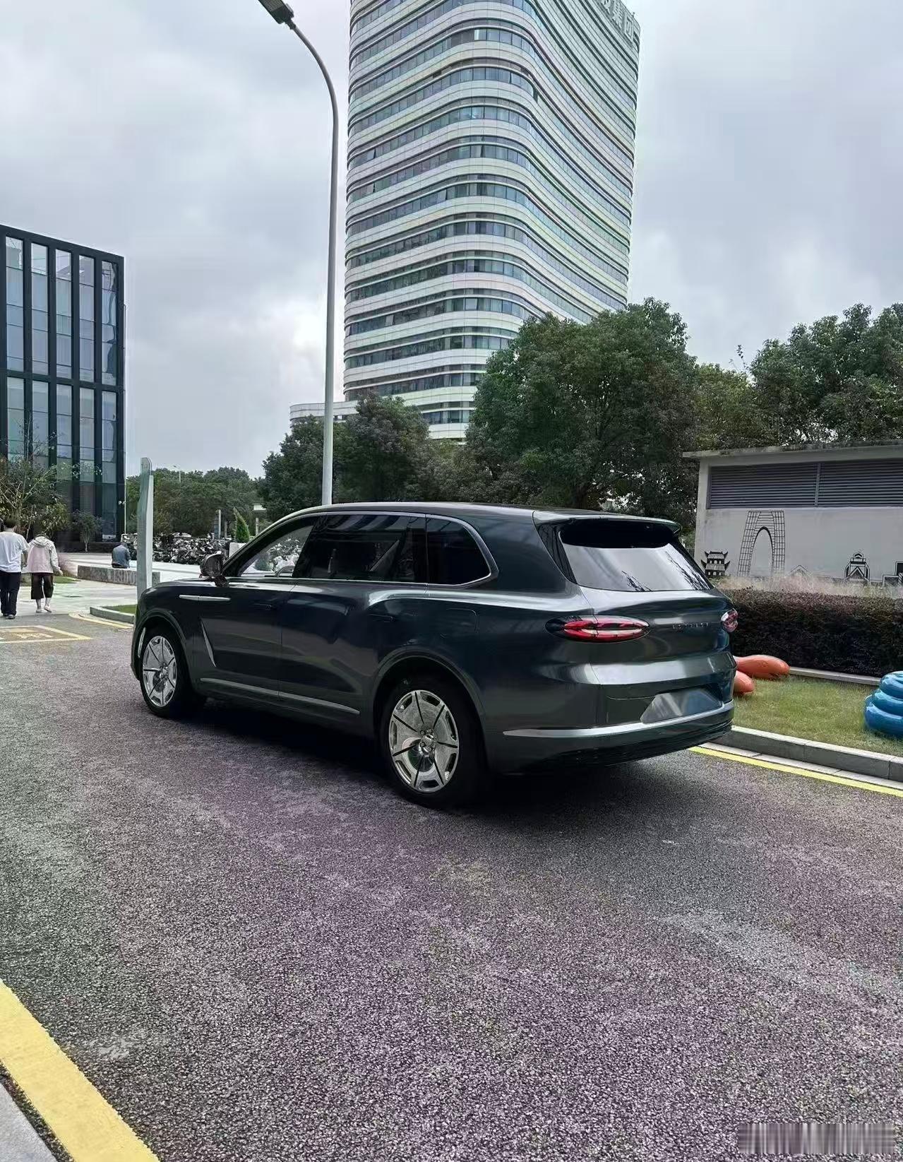 还以为宾利添越出新款呢，仔细看看不太对劲，听说这就是追觅的新车？当年的众泰皮尺部