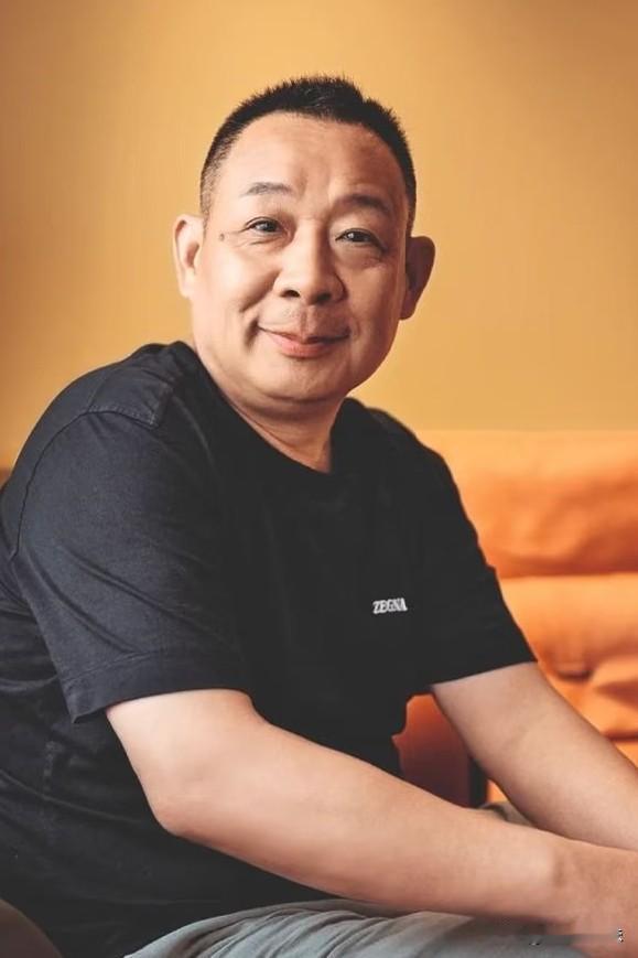 大家有没有觉得于东来越来越不对劲了。倒不是因为他变得不成功了，而是因为他越来