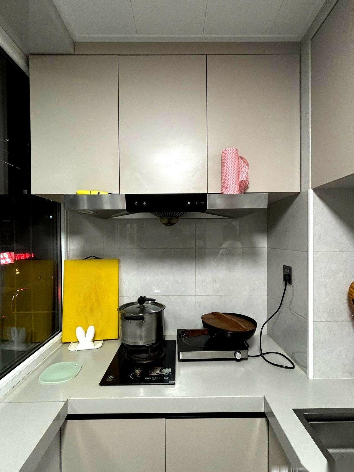 我昨晚又被邻居“羞辱”了。就那个帮我家装修的车嫂，一个电话打过来：“我上去看看