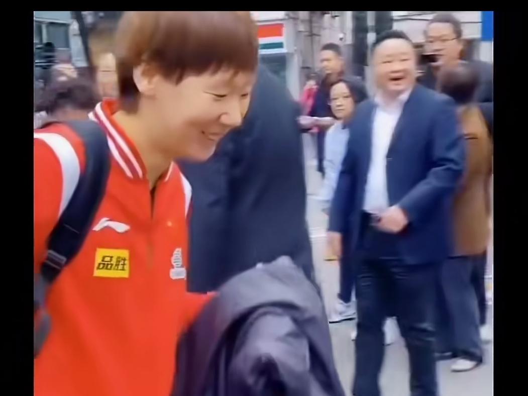 本届乒乓球三大之最：一、孙颖莎最遗憾：世界排名第一，和陈梦比赛胜多负少，和曼