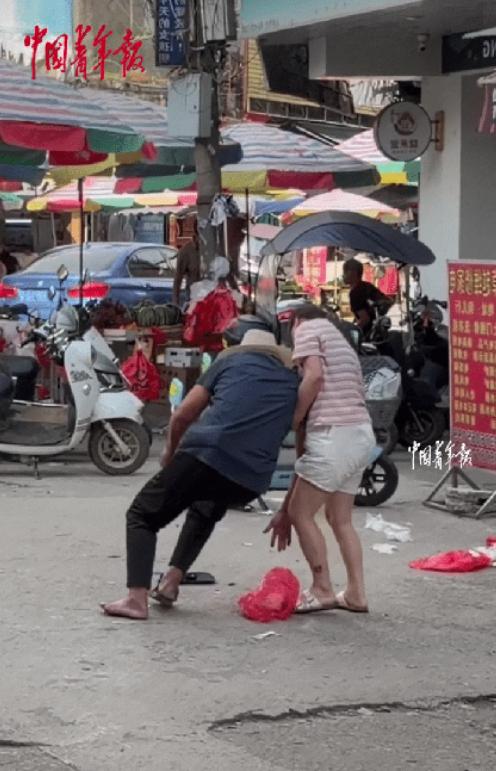 太暖了！”广西南宁，一位老人骑单车突然摔倒在地，鞋子都摔掉了，很难爬起来，本以为