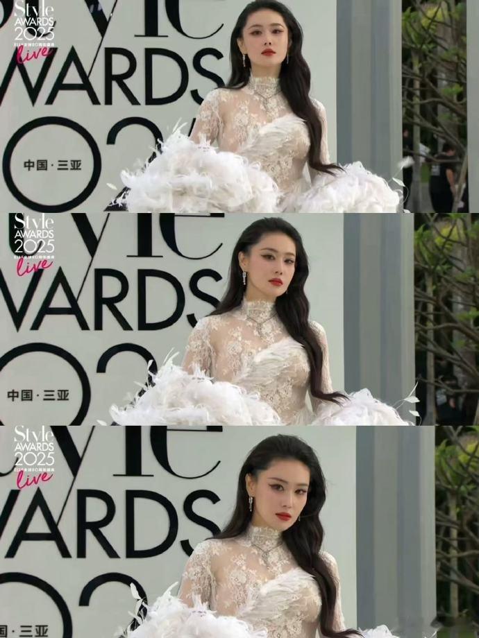 张馨予出场秒了张馨予好惊艳了，白色礼服裙又纯又飒，不自觉盯着姐姐看，被姐姐美到了