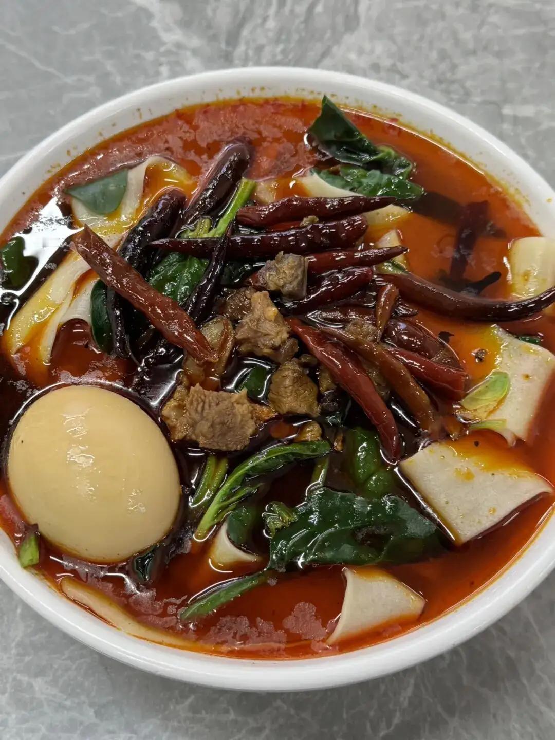 在北京看见比较多的面食：老北京炸酱面，安徽板面，山西刀削面，陕西油泼面…常吃