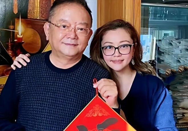 1996年，王刚花200万送女儿出国留学，没想到她却要嫁给老外，王刚极力反对，不