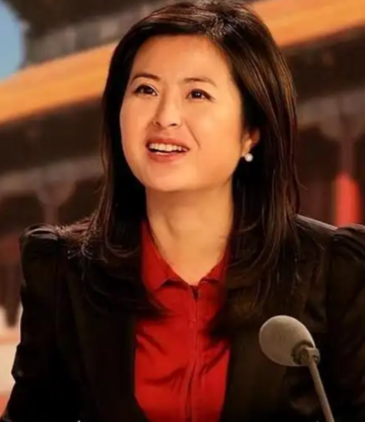 2015年，42岁的“央视名嘴”张泉灵辞职后，趁60岁的丈夫不注意，带着147万