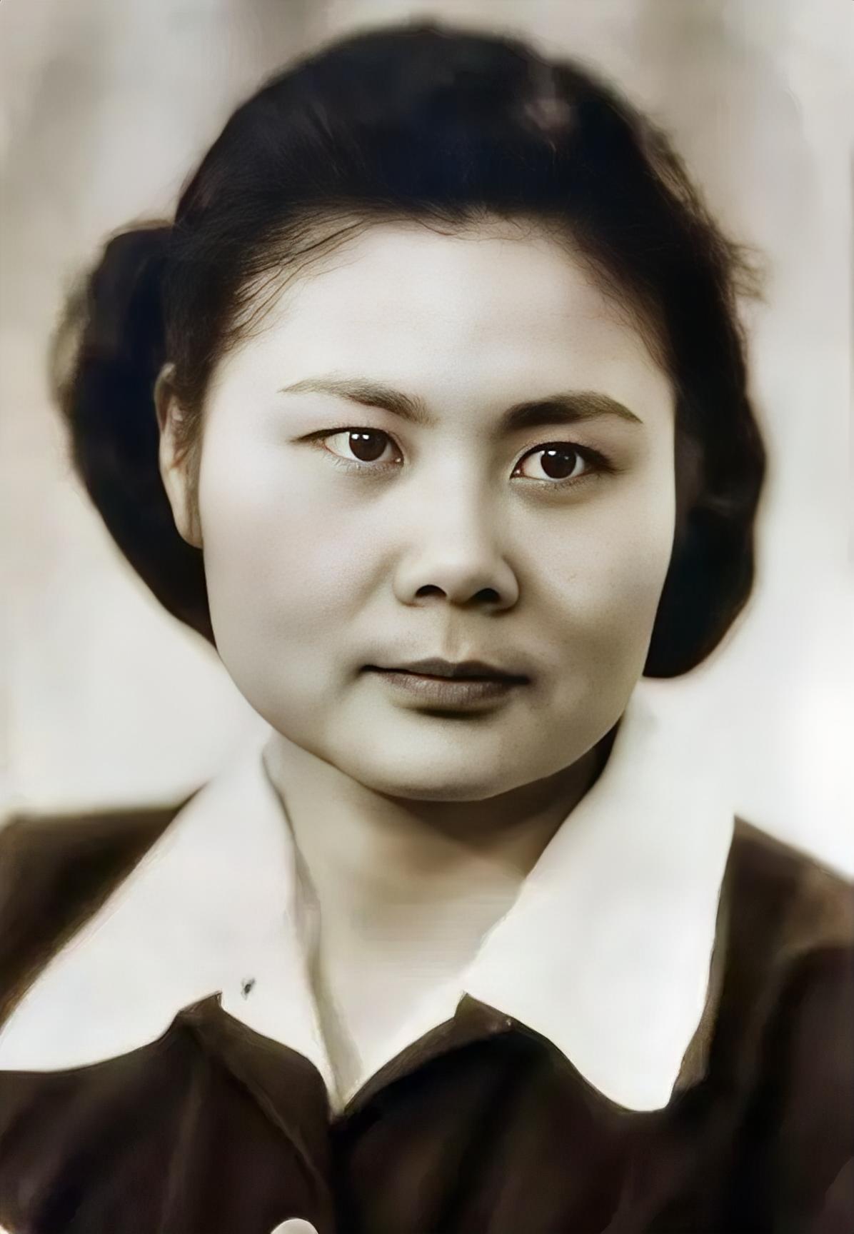 蒋经国在莫斯科留学，和冯玉祥女儿冯弗能谈恋爱，并发生关系，冯弗能是他的初恋。但他