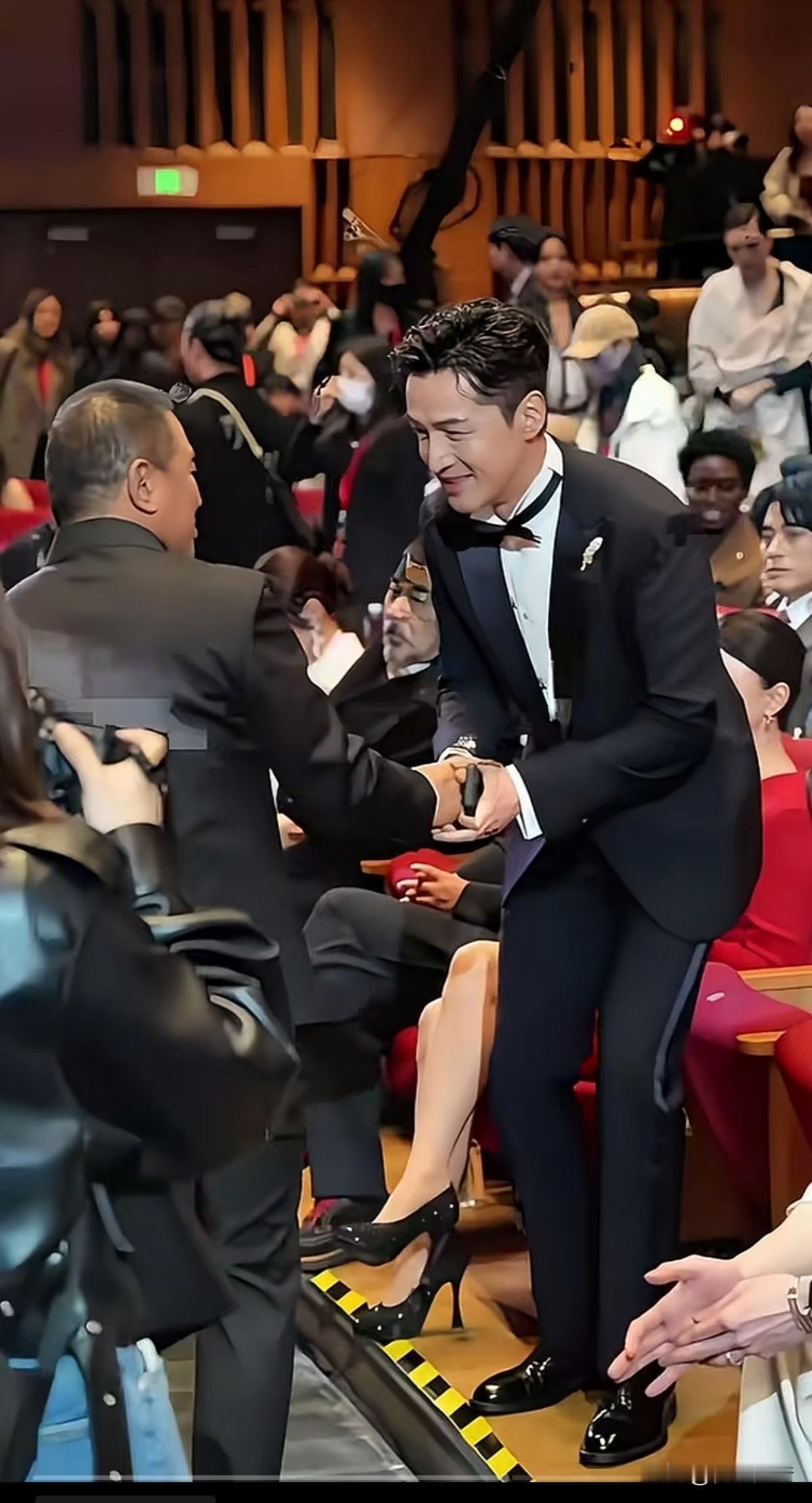 过气老演员丁勇岱路过时，胡歌连忙起身，毕恭毕敬笑脸相迎。从站姿来看，胡歌是个很