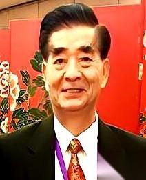 刚下飞机，两个穿便衣的小伙子一左一右就把他夹住了。“梁先生，跟我们走一趟吧。”