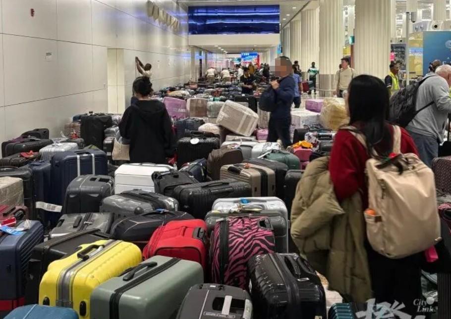 迪拜遭袭航班停运，有游客包天价车辗转三国回国，评论区却全是“穷鬼护体”的调侃。这