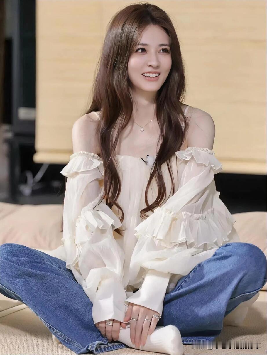 说到徐璐，是长相很好很舒服的女生，是90后女明星里有种独特的气质的人，颜值比李沁