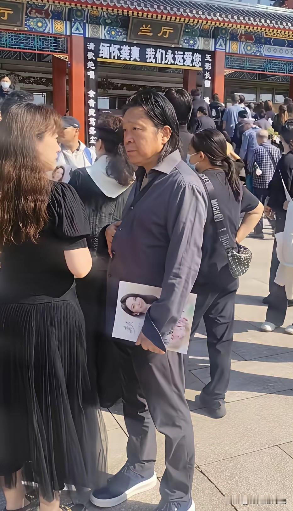 几十年不变的中长发。