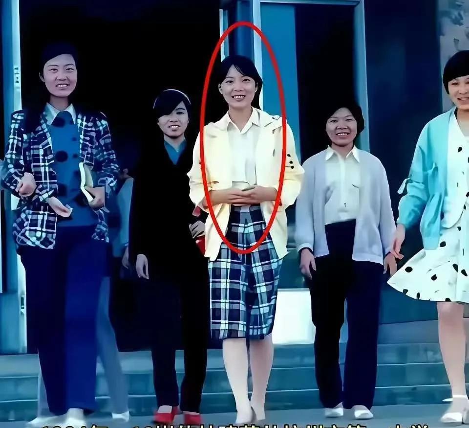宗庆后生前常说，1985年那个夏天彻底改变了他的人生。18岁的杜建英站在人