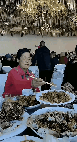 一个破粉条子，有什么好扒拉的，为了吃这口菜，用筷子夹了3次，甩了8次，看的人是真