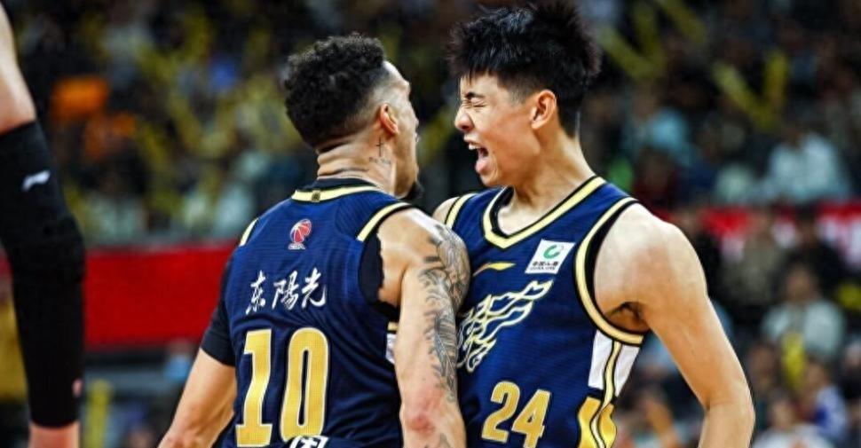 昨晚广东111-89狂胜新疆，比分看着热闹，可懂行的都盯上了一个反常细节：强