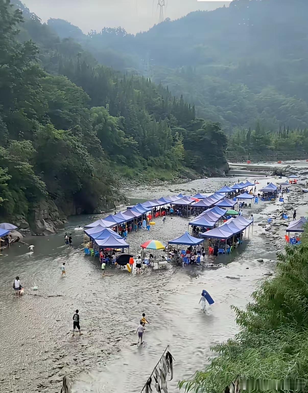 在古代，哪位将军敢这样安营扎寨？现在居然无数的人居然跑河道里去露营。​​​