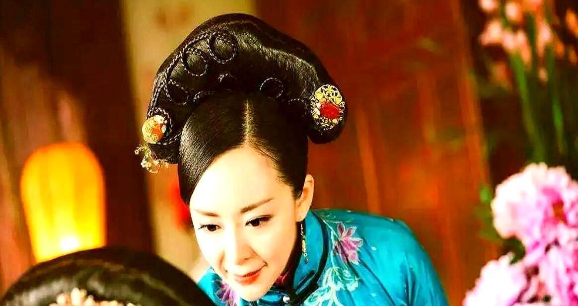 1585年清太祖努尔哈赤刚参加完堂兄的葬礼，转身就将丧夫的堂嫂拉到一个角落，低头