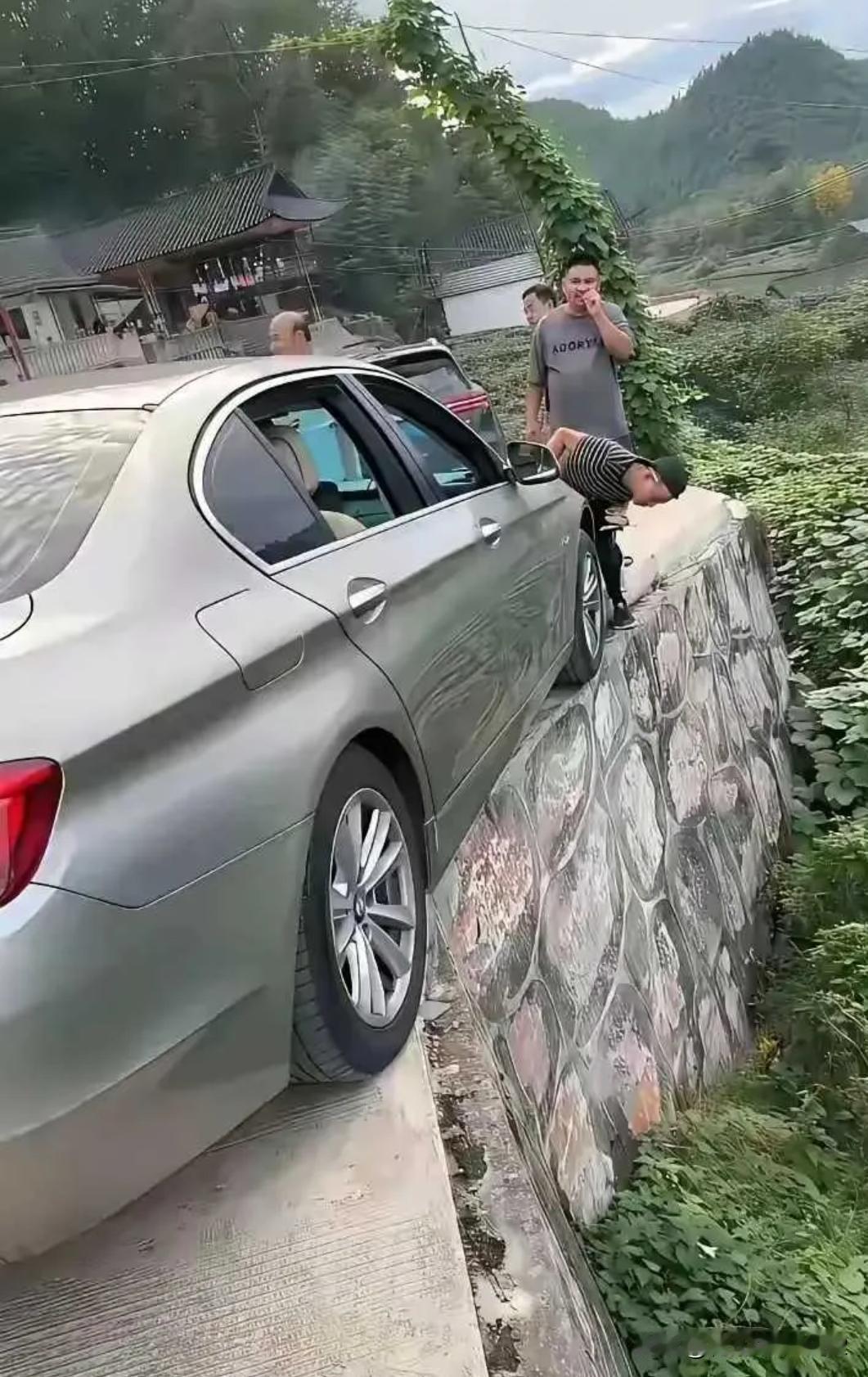 这种情况，这辆宝马不用吊车的情况下，怎么正常的开出来？左前轮垫块斜板