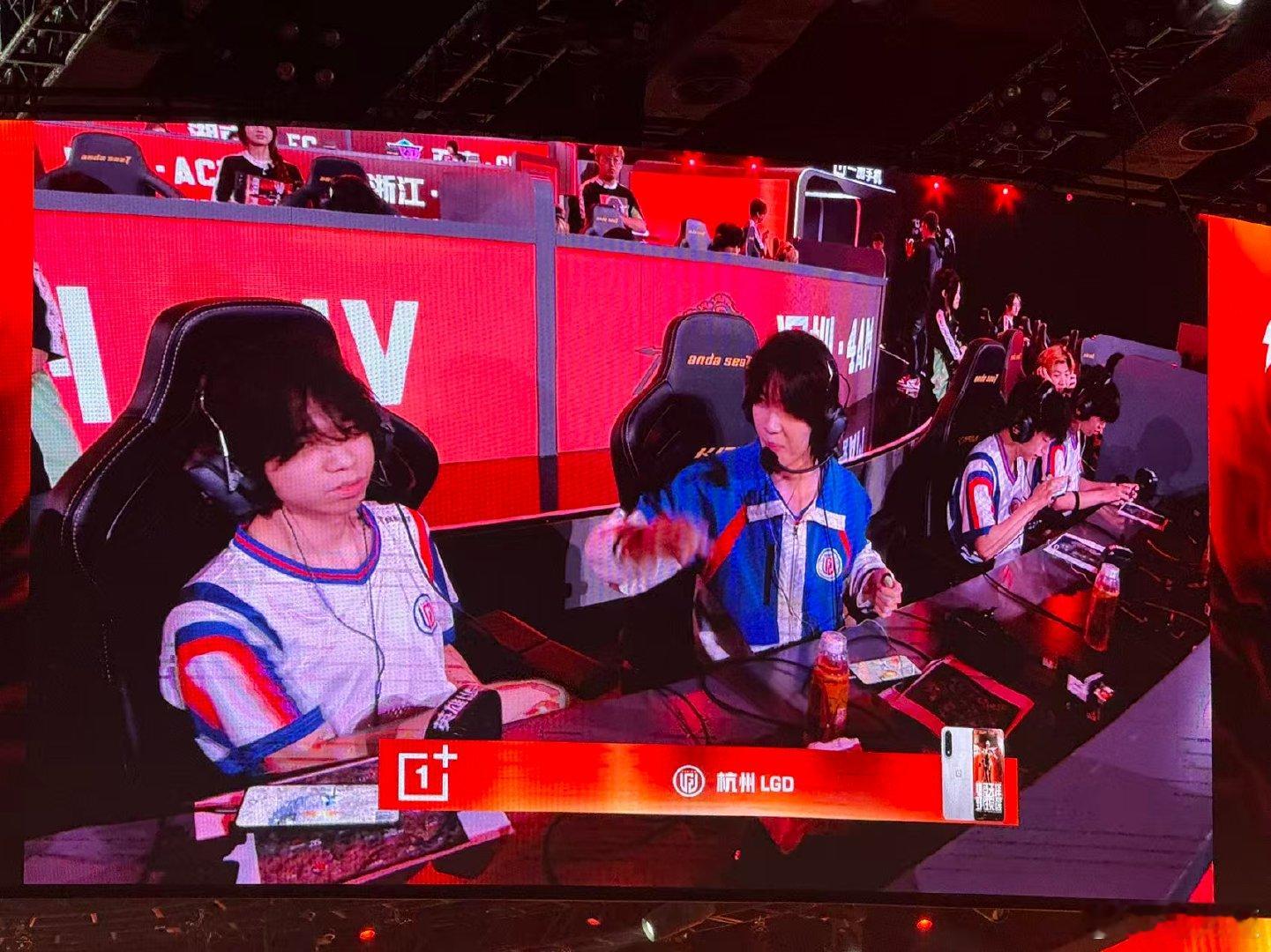 LGD三连暴走吃鸡14杀也太牛了吧，一把顶昨天一天一直醒着保持状态好嘛[馋嘴
