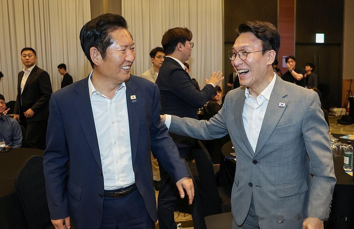 两极撕裂！韩国共同民主党党首大战：党员死保金民锡，大众力挺郑清来7月1日，韩